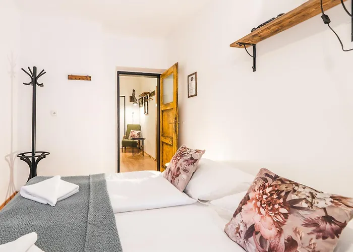 게스트하우스 U Namesti - At The Town Square 4*